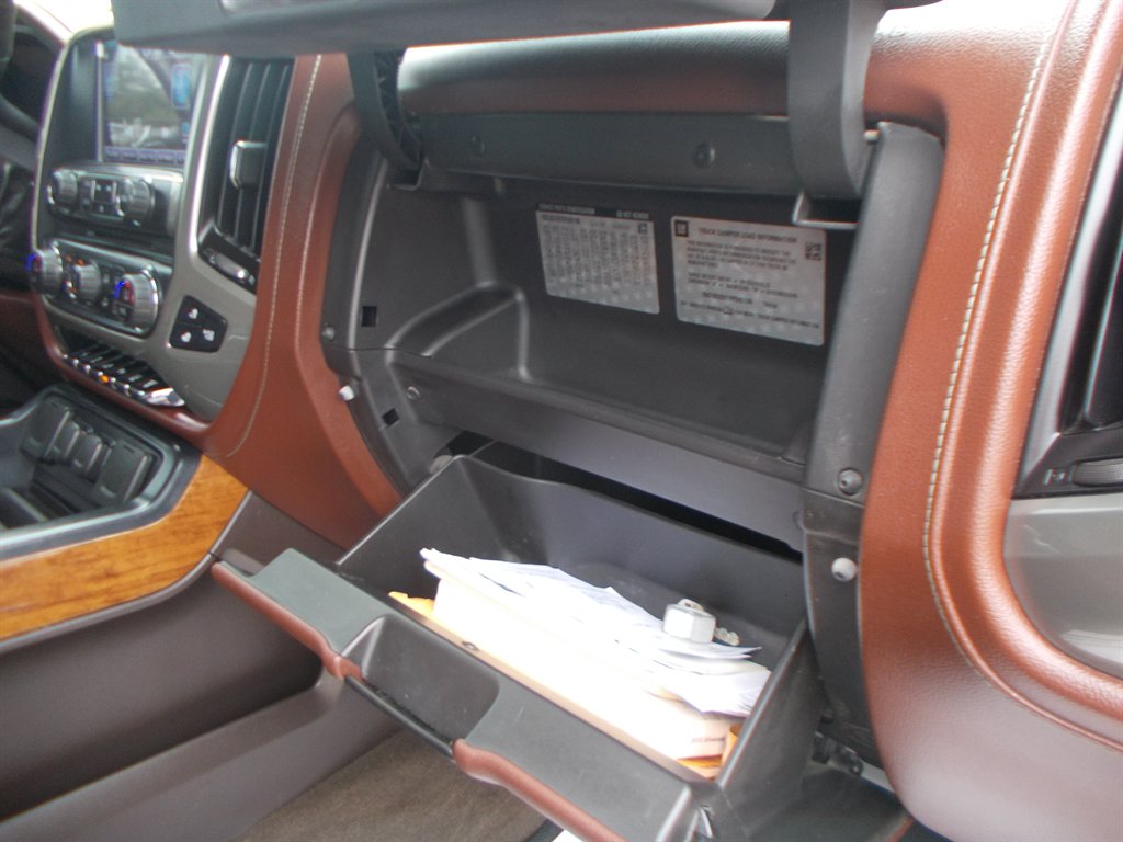 2015 Chevrolet Silverado 2500HD High Country photo 25