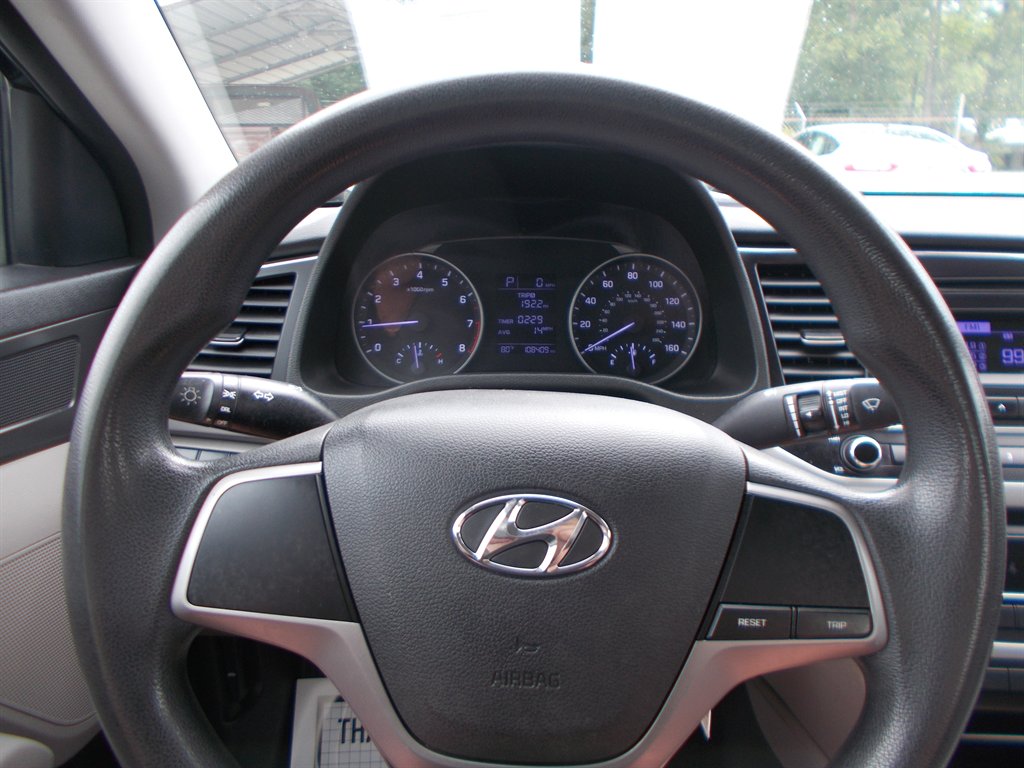 2017 Hyundai Elantra SE photo 2